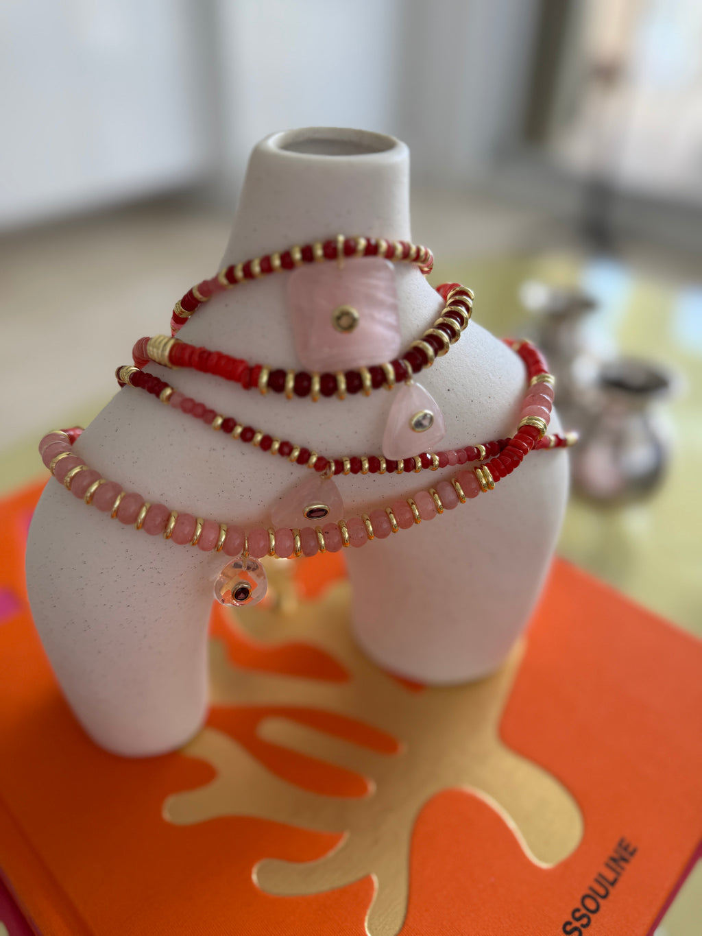 Collares de piedras naturales rosados