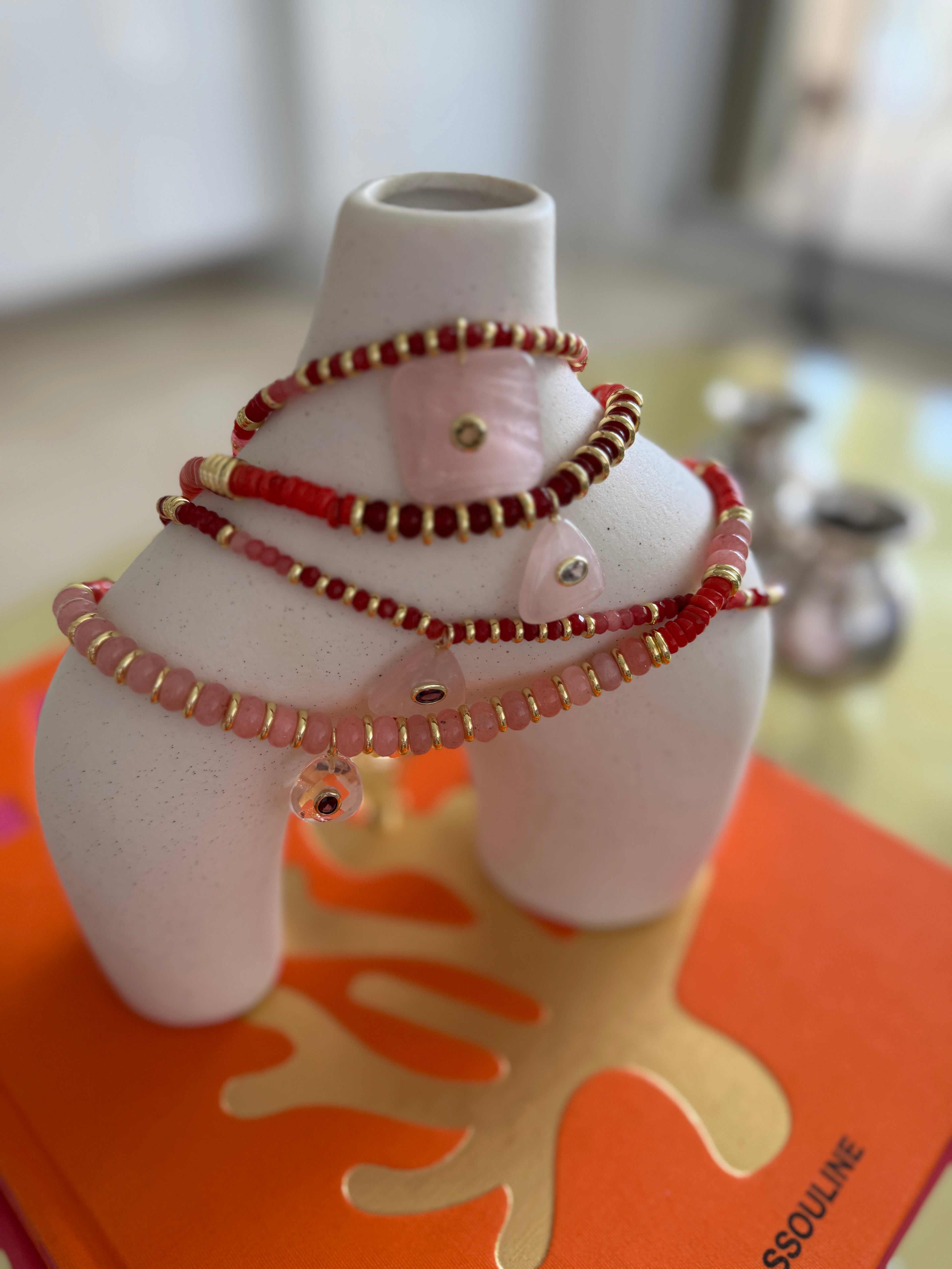 Collares de piedras naturales rosados