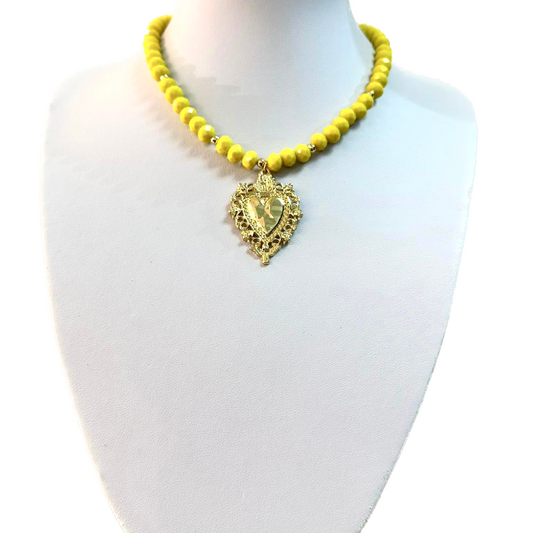 Collar con un corazón y cuentas grandes