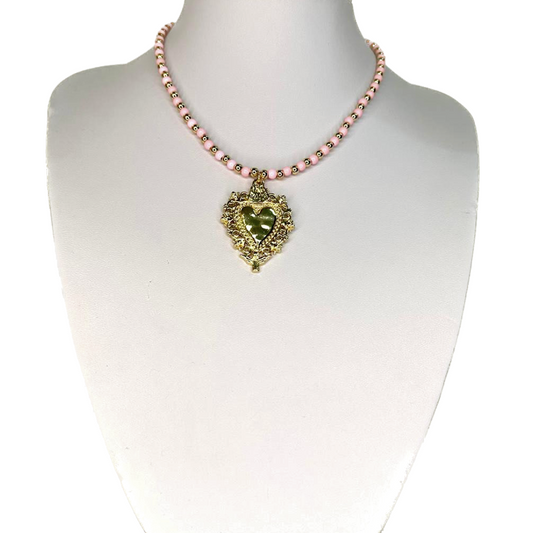 Collar con un corazón y cuentas pequeñas