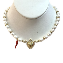 Collar de perlas, corazón pequeño, cachito rojo y balines dorados