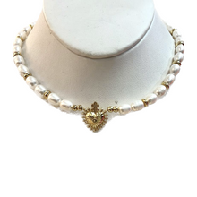 Collar de perlas, corazón pequeño y balines dorados