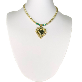 Collar con un corazón y cuentas doradas pequeñas