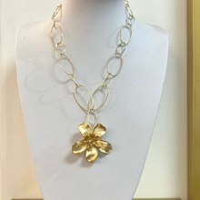 Collar de aros con flor con baño de oro