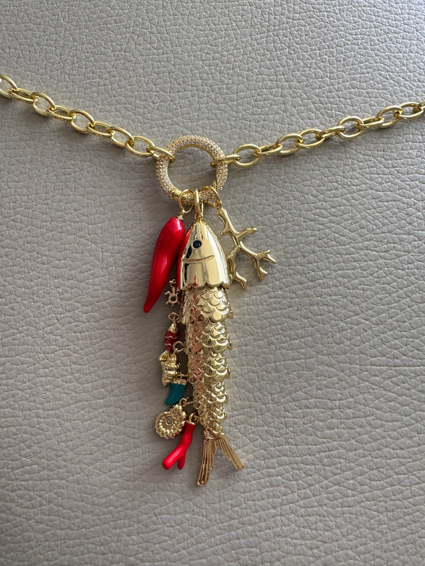 Collar de peces grandes