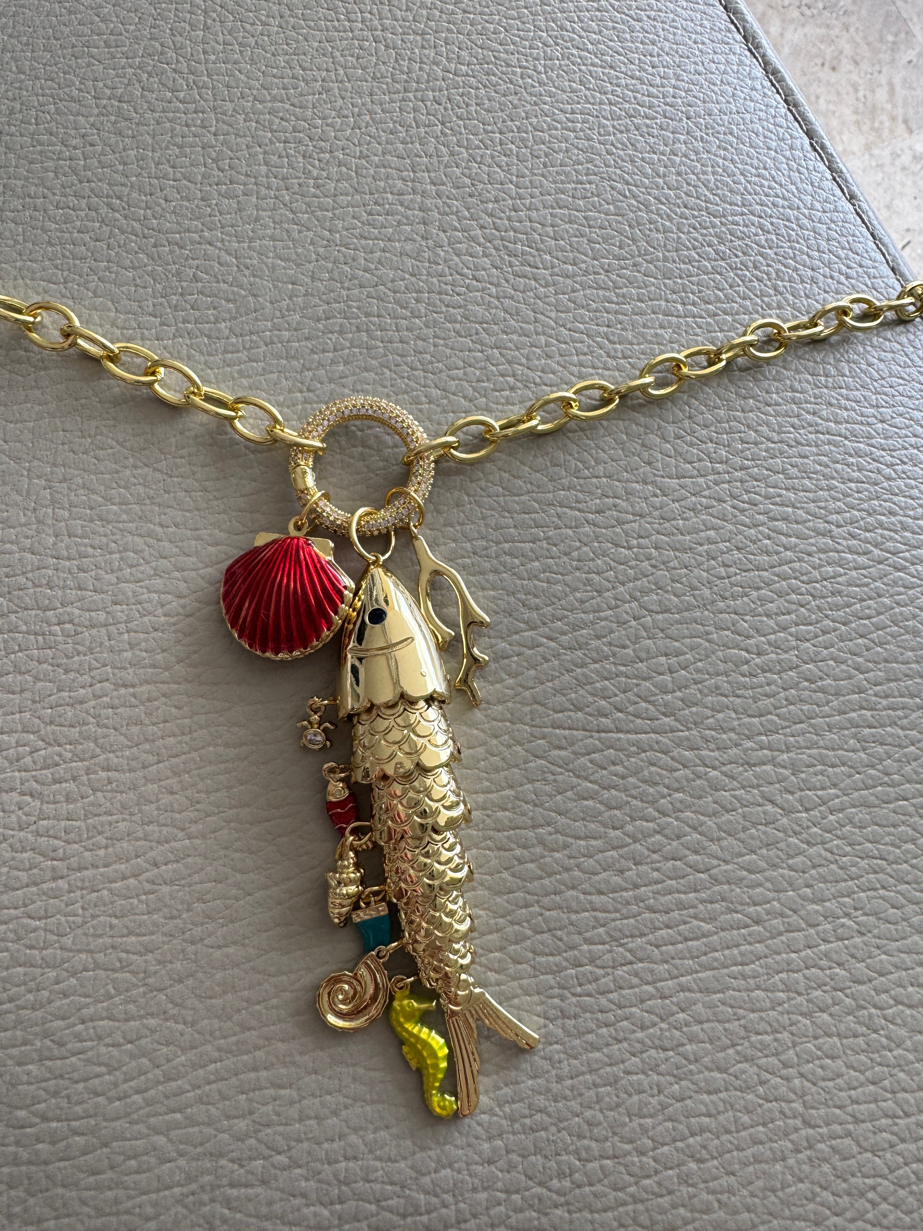 Collar de peces grandes