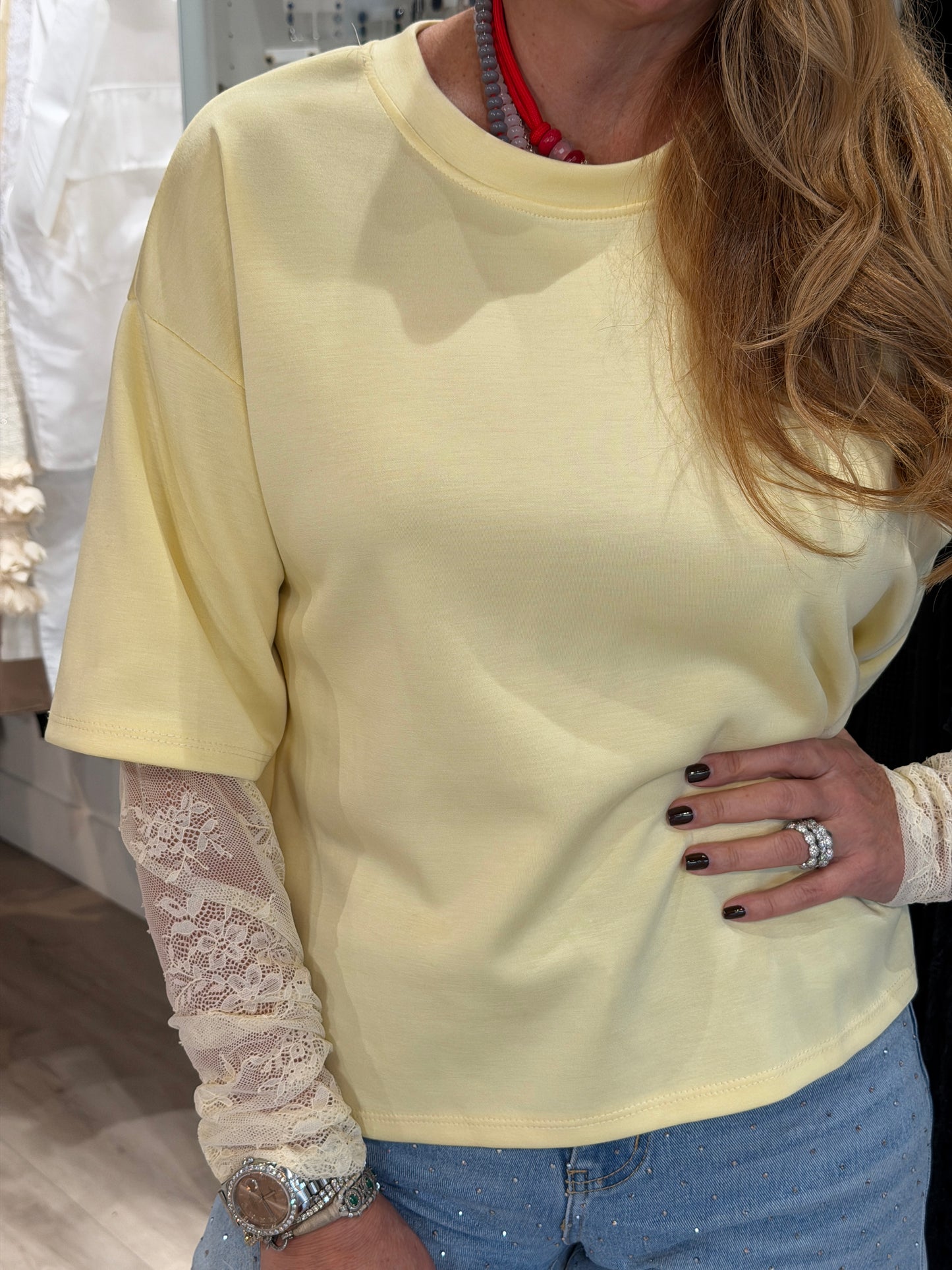 Camisa con manga de encaje claro