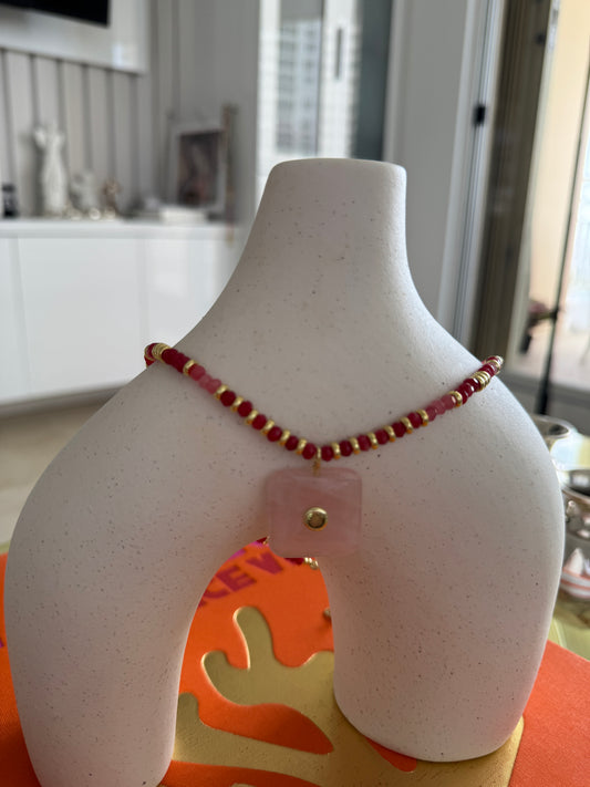 Collares de piedras naturales rosados