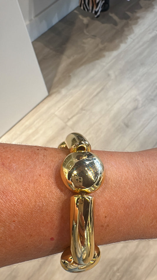 Pulseras doradas y plateadas