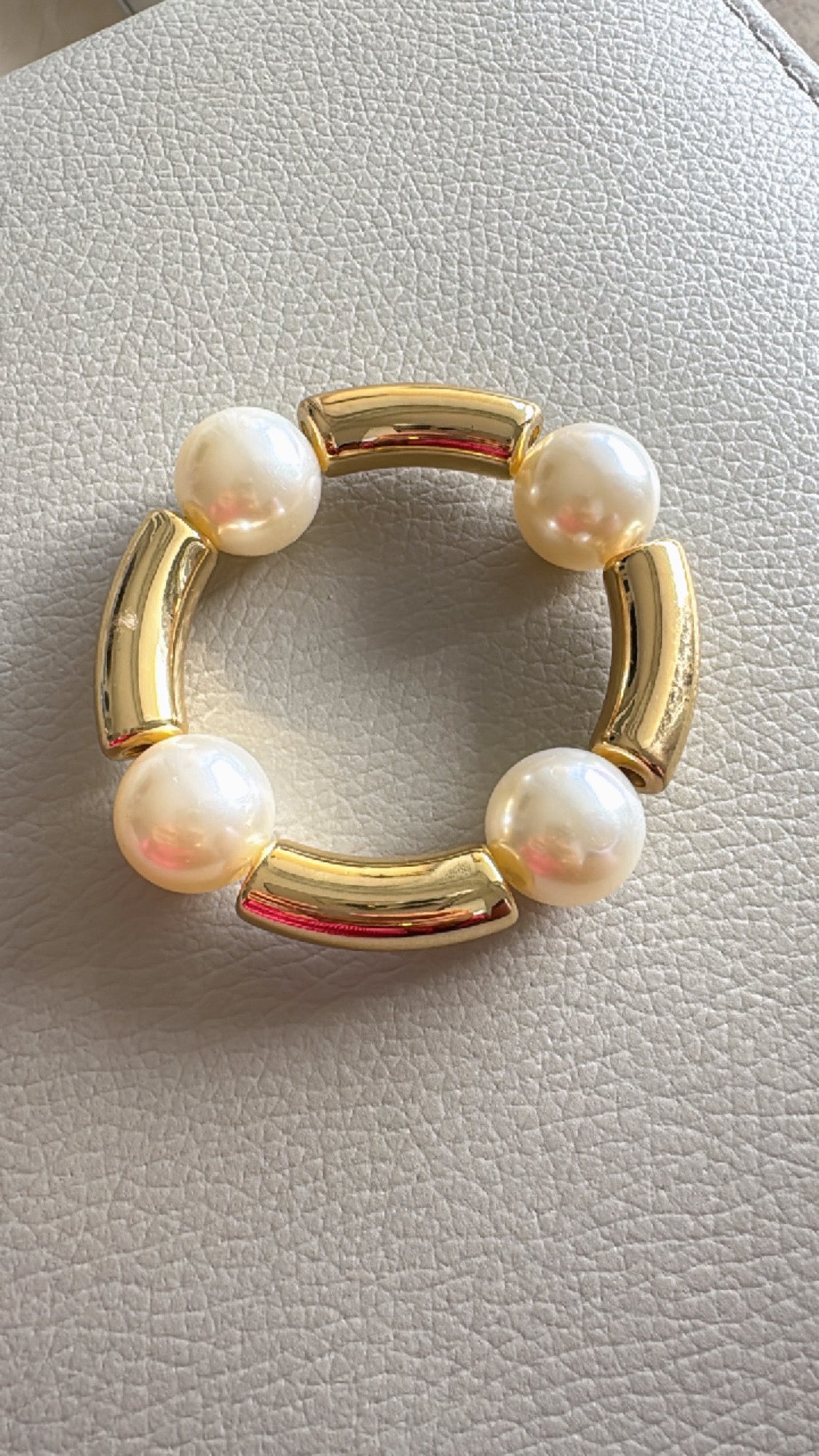 Pulseras doradas y plateadas