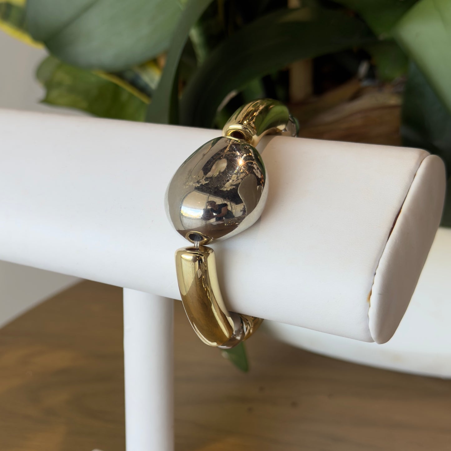 Pulseras doradas y plateadas