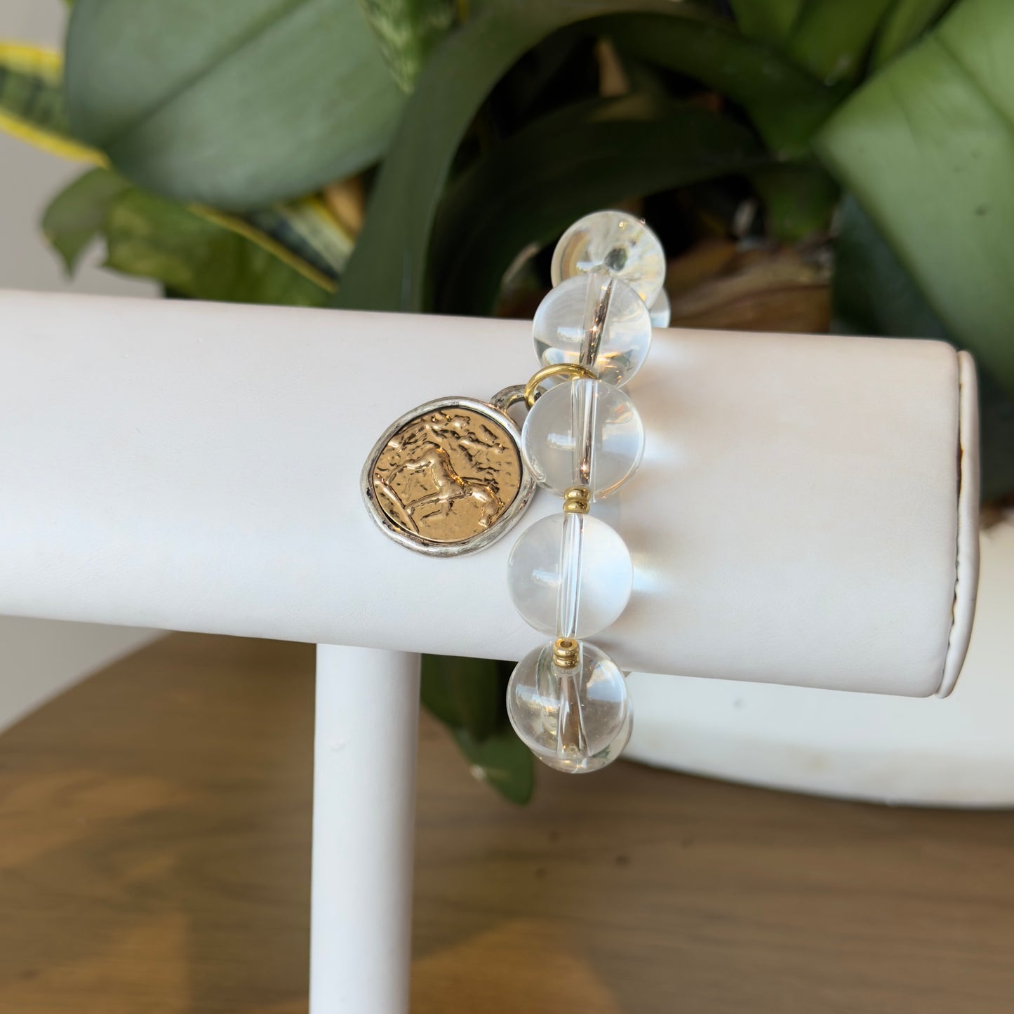 Pulseras doradas y plateadas