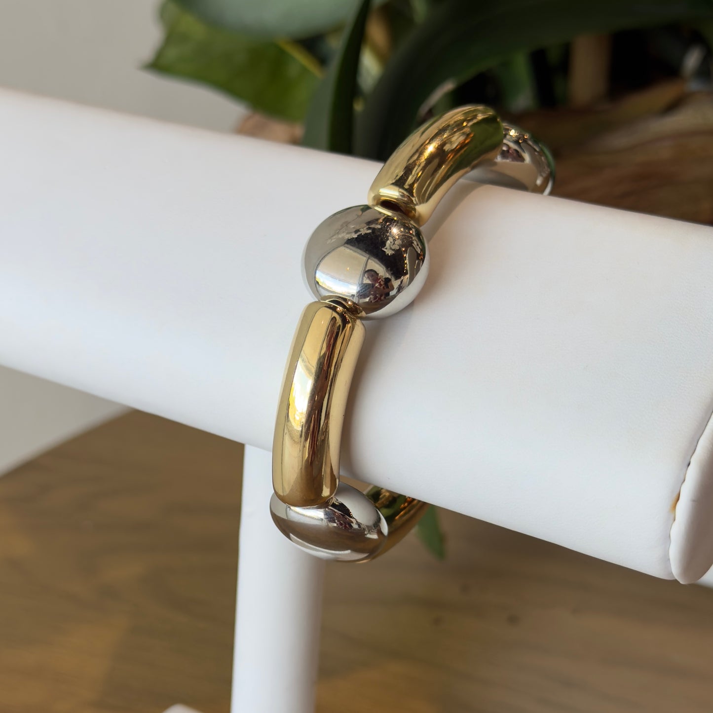 Pulseras doradas y plateadas