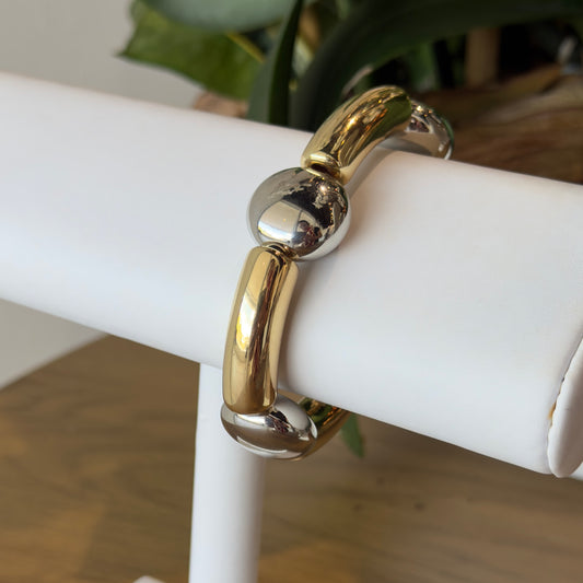 Pulseras doradas y plateadas