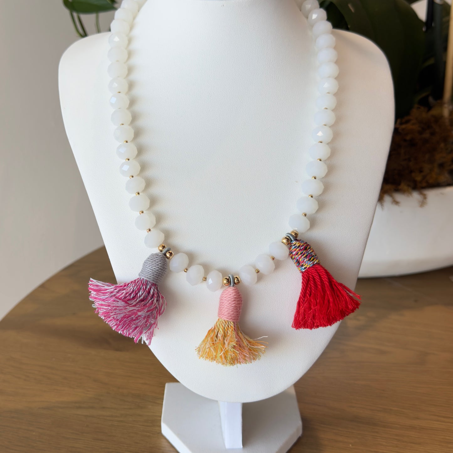 Collar de cristales con borlas