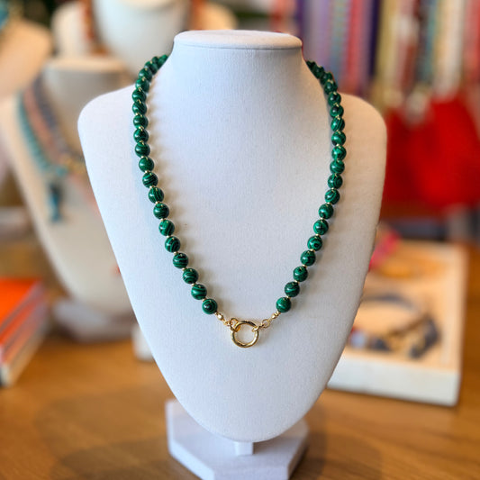 Collar de colores de piedra (mediano)