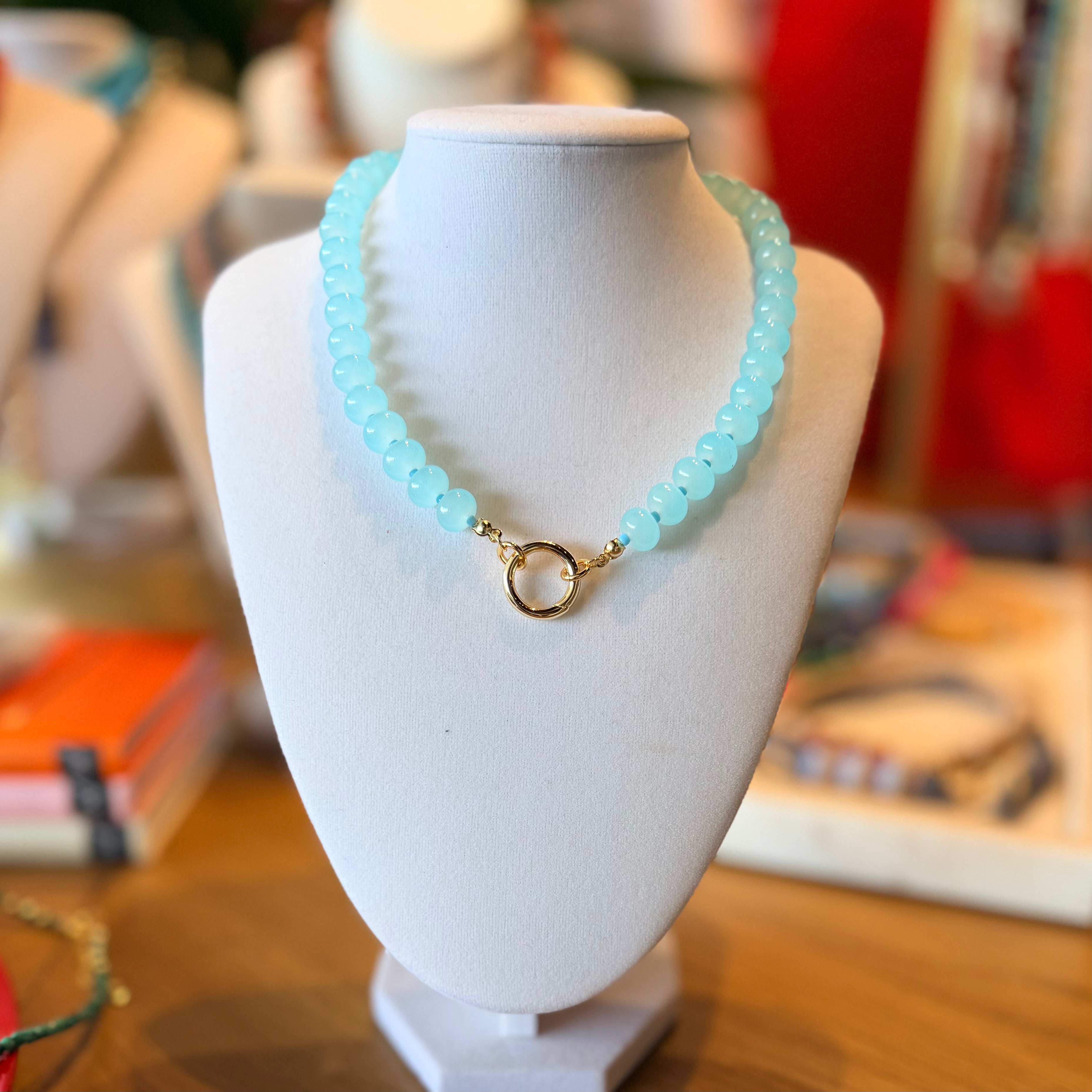 Collar de colores de piedra (corto)