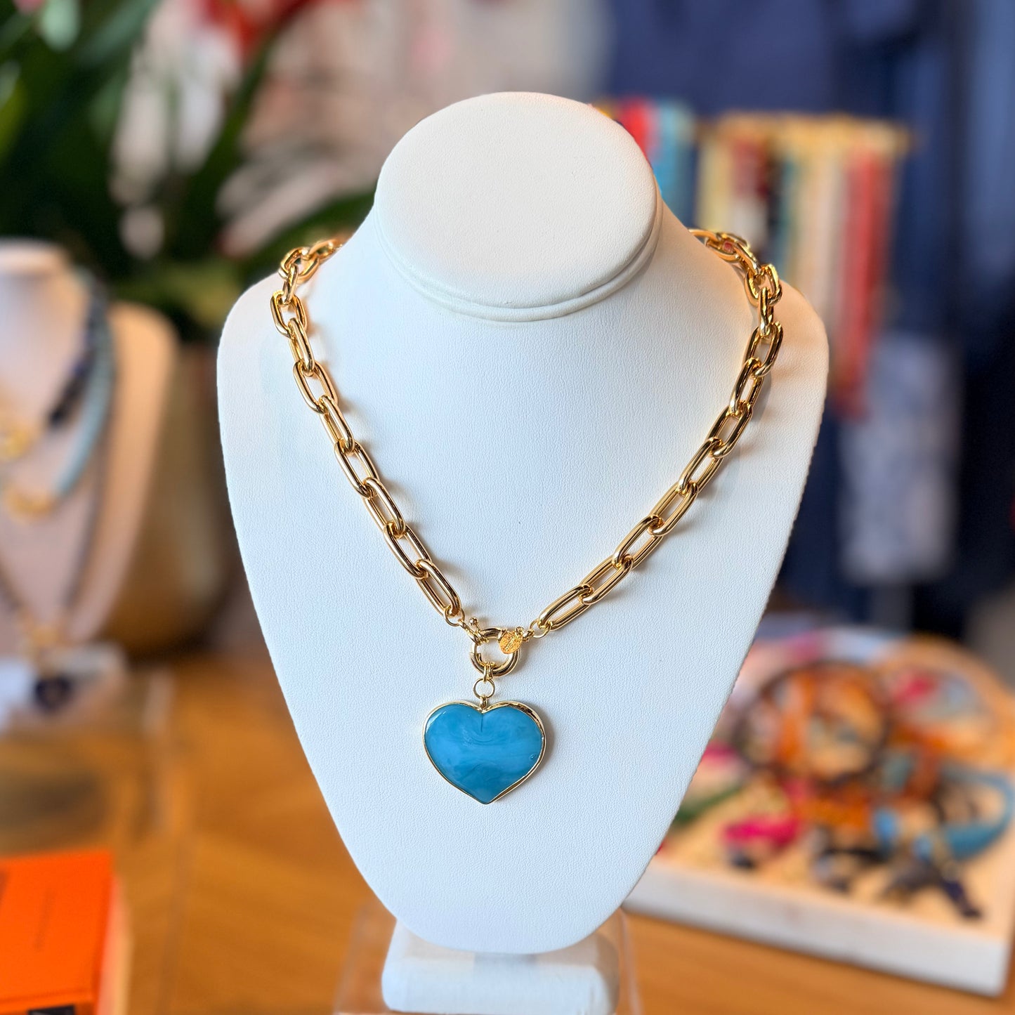 Collar con corazón grande en murano engastado