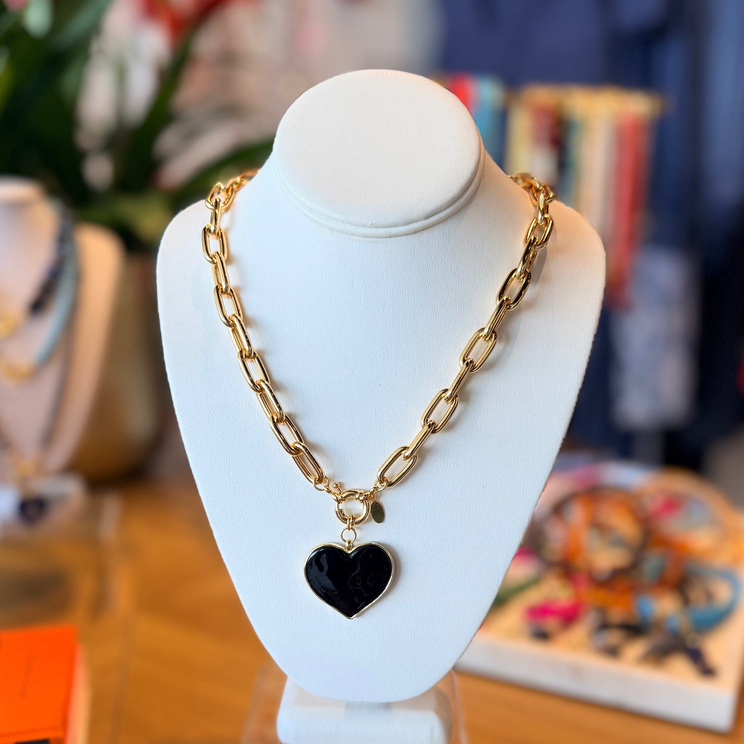 Collar con corazón grande en murano engastado