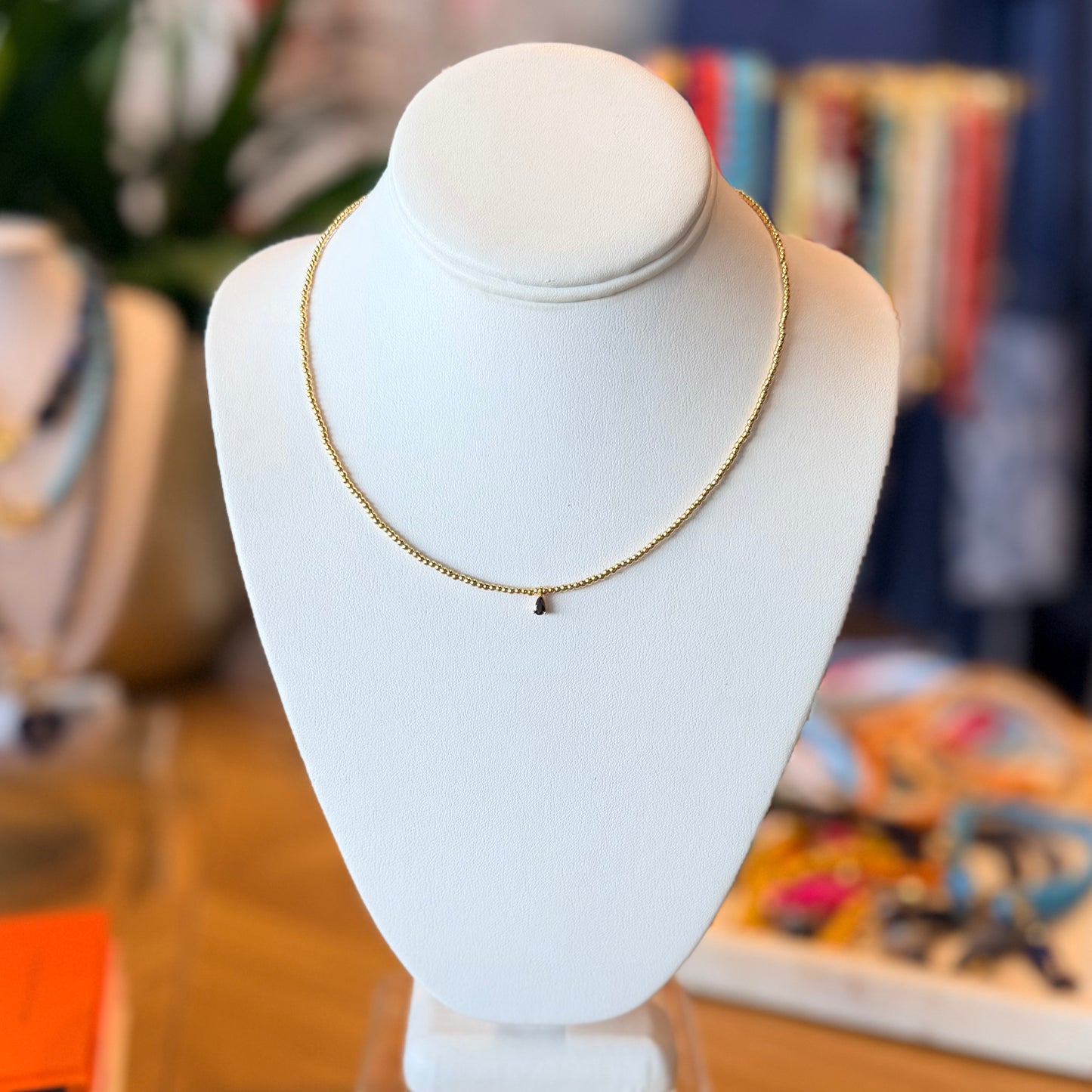 Collar de mini balines con gota negra