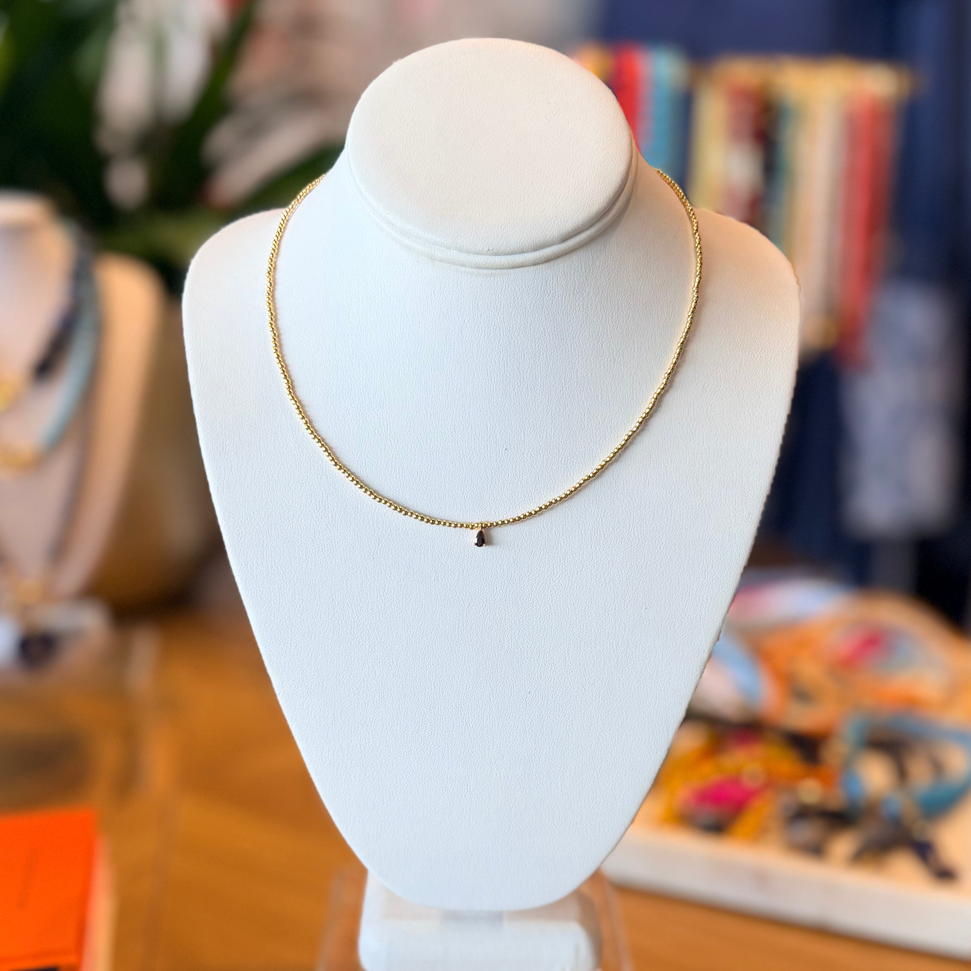 Collar de mini balines con gota negra