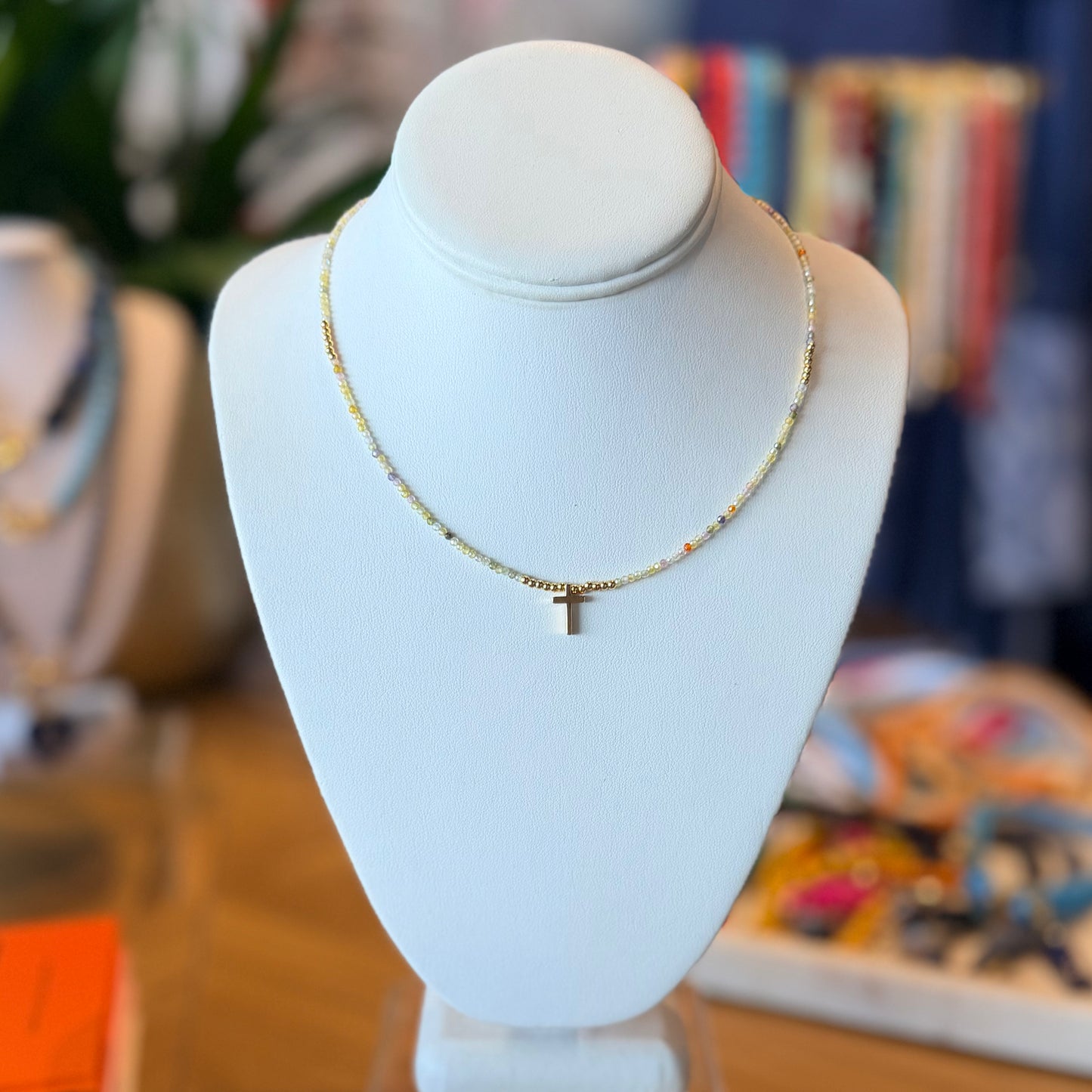 Collar de mini cristales con cruz pequeña