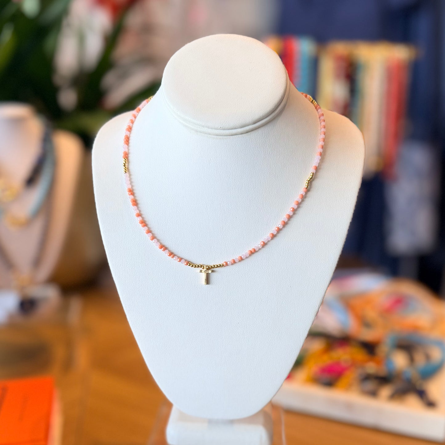 Collar de mini cristales con cruz pequeña