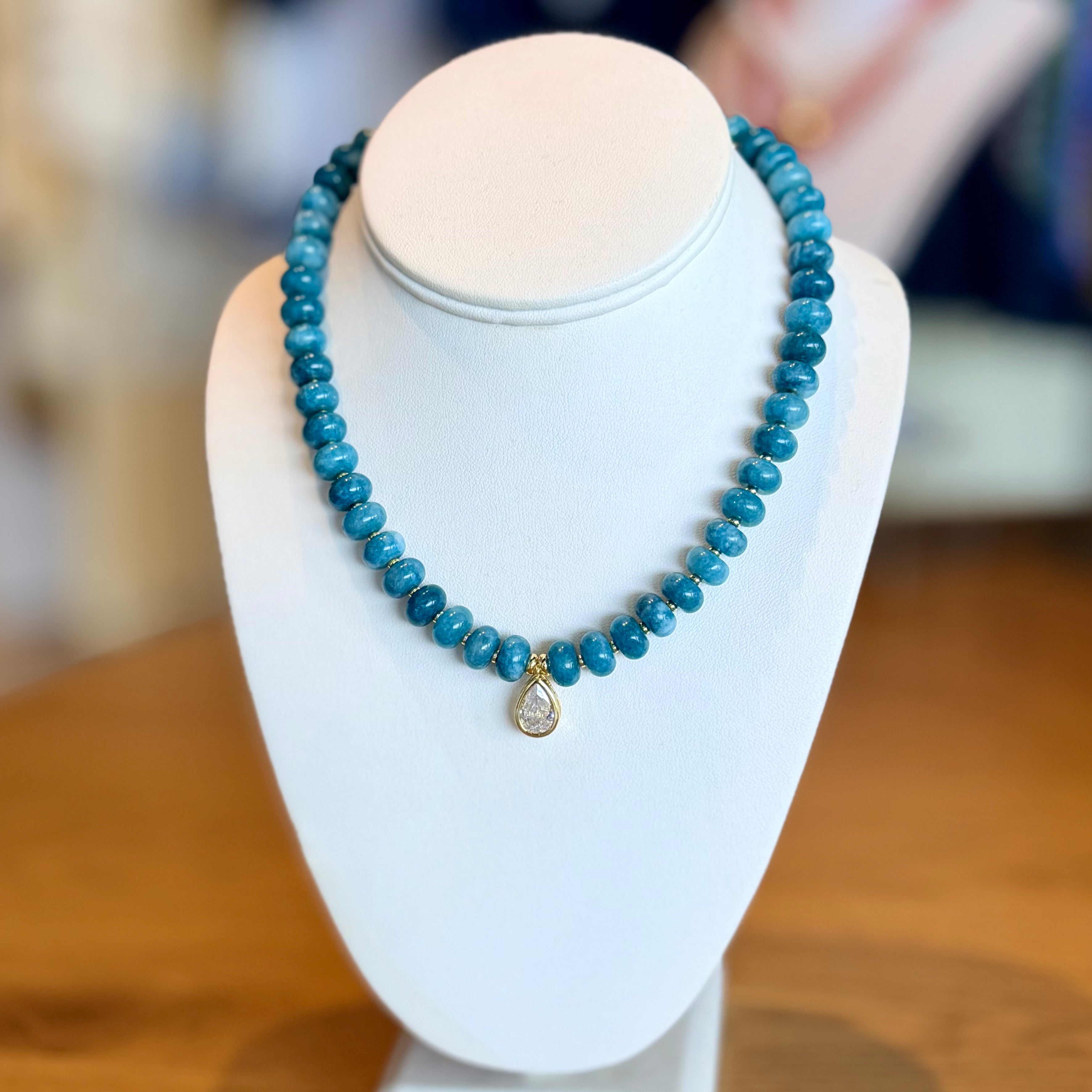 Collar de gota y piedras naturales.