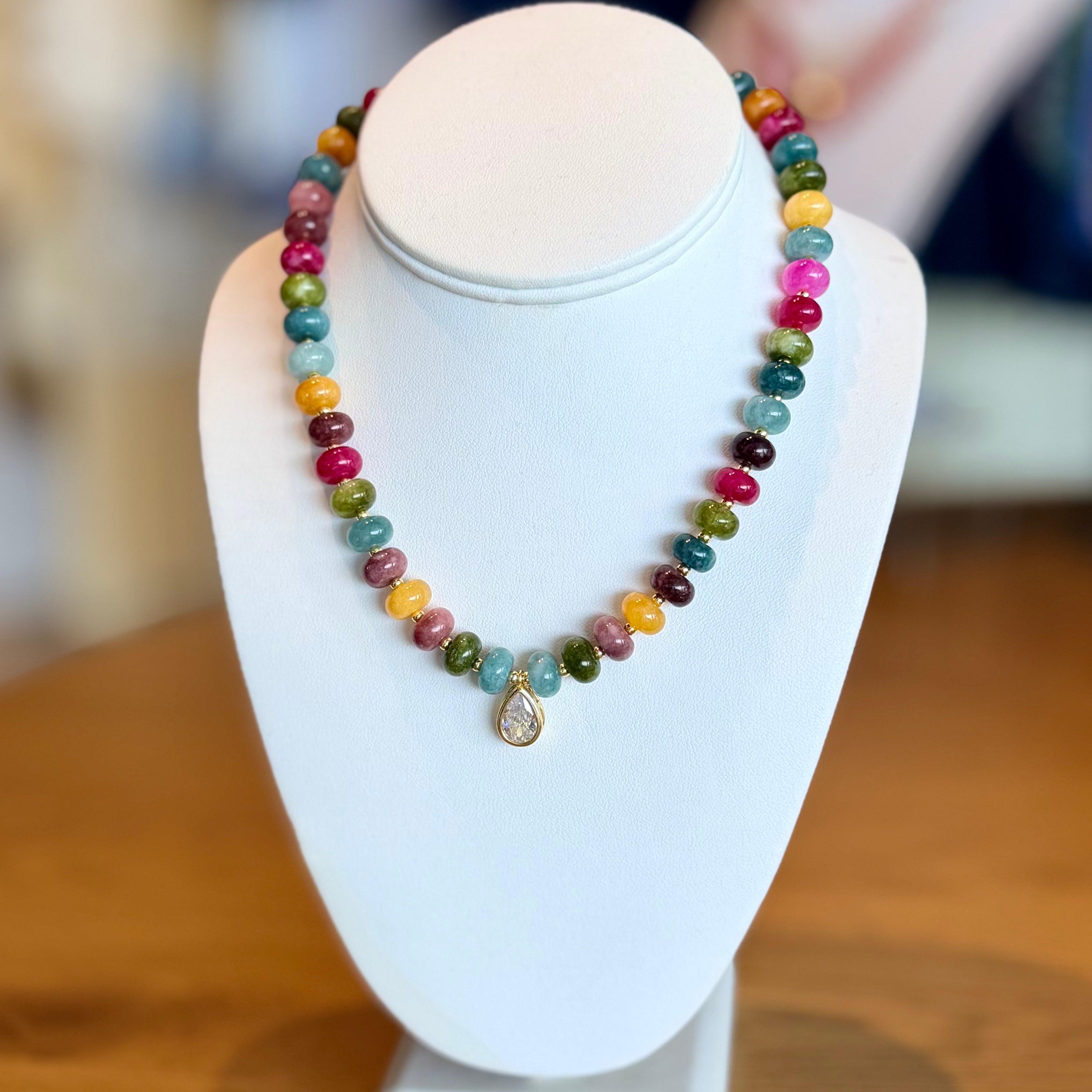 Collar de gota y piedras naturales.