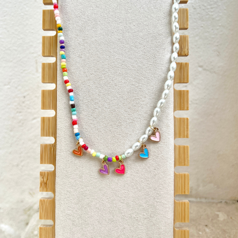 Collar de colores, perlas y corazones de enamel