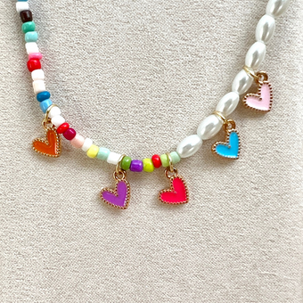 Collar de colores, perlas y corazones de enamel