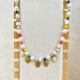 Collar de colores, hojas, perlas