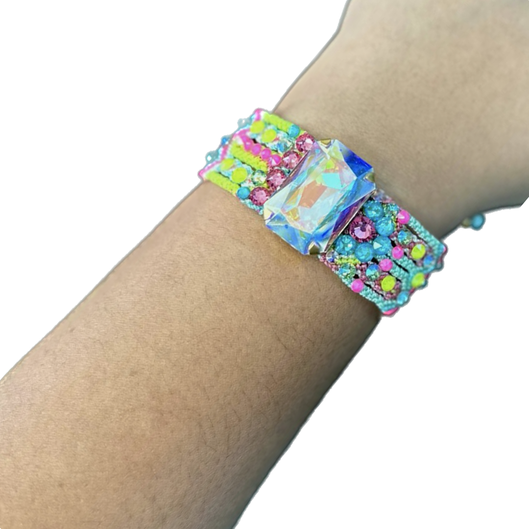 Pulsera gruesa tejida con piedra y cristales.