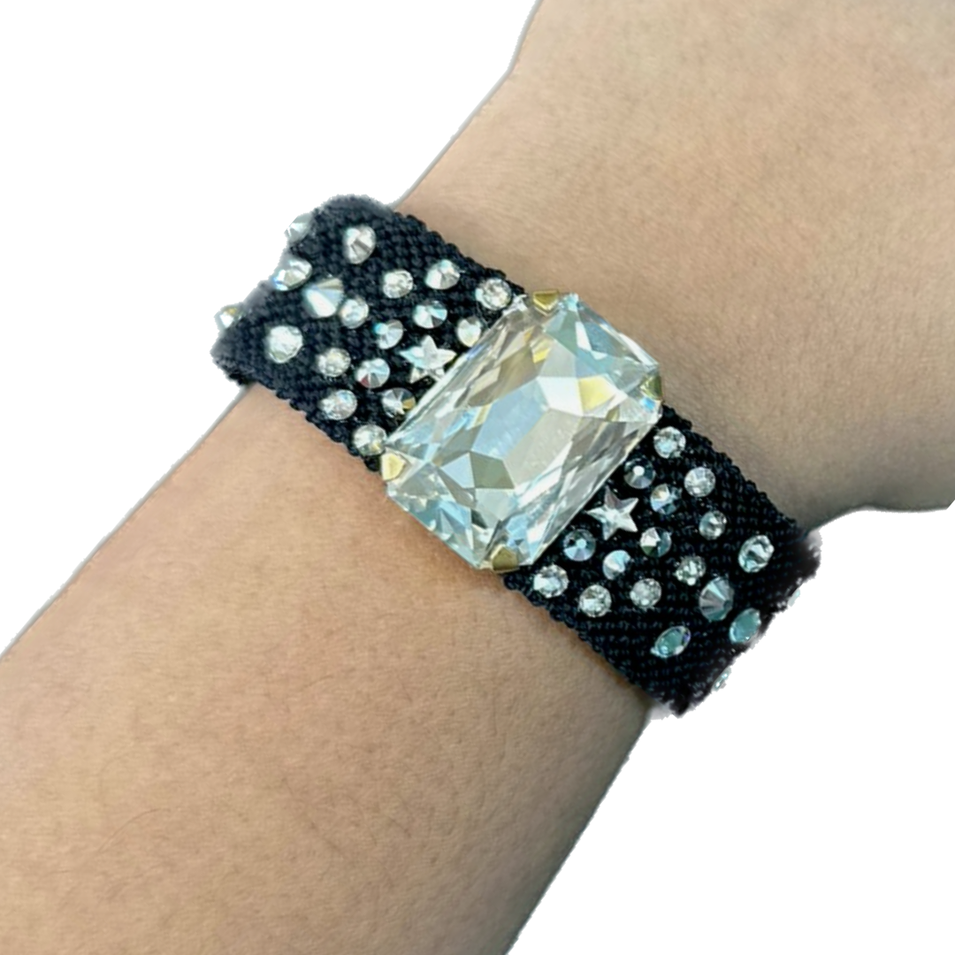 Pulsera gruesa tejida con piedra y cristales.