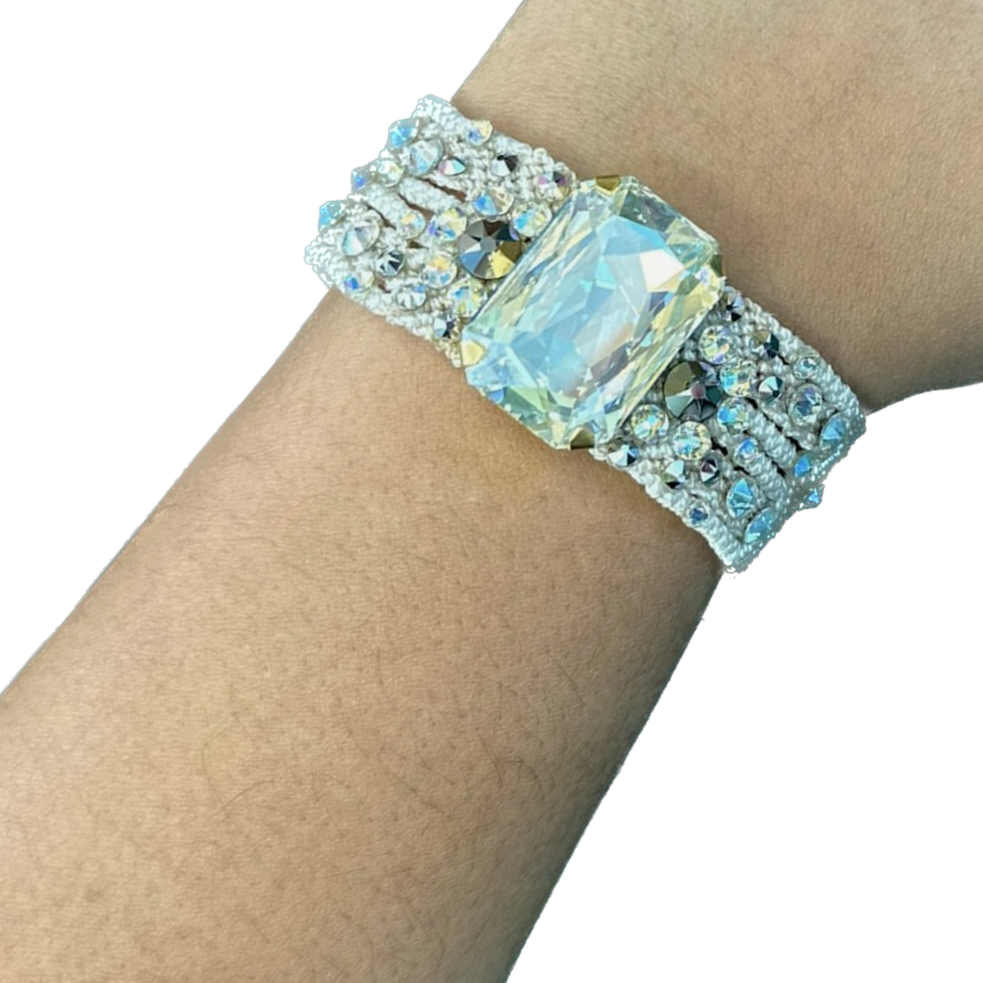 Pulsera gruesa tejida con piedra y cristales.