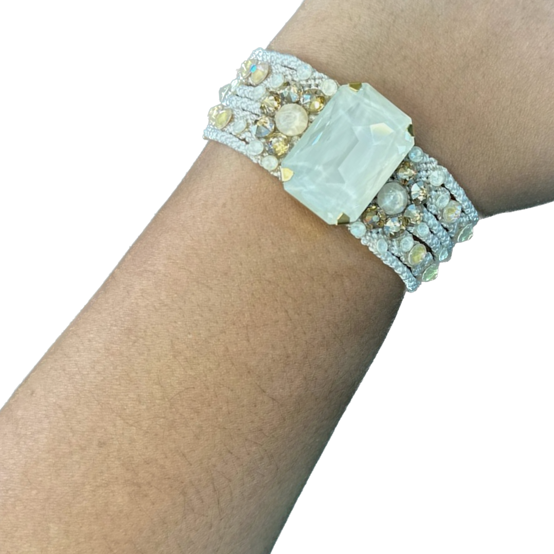 Pulsera gruesa tejida con piedra y cristales.