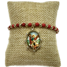 Pulsera dorada con rojo y medalla religiosa