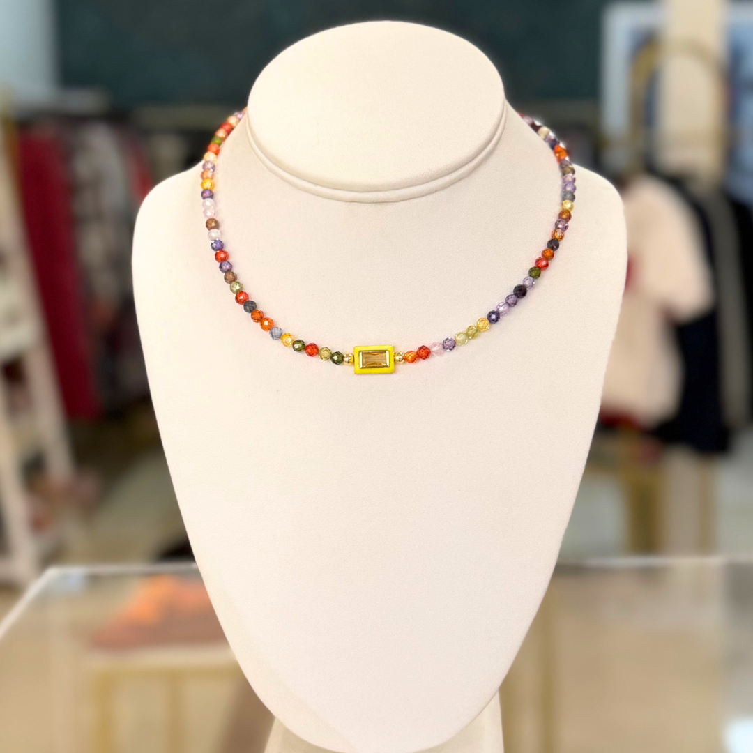 Collar de cristal fascetado y cristal con esmalte.