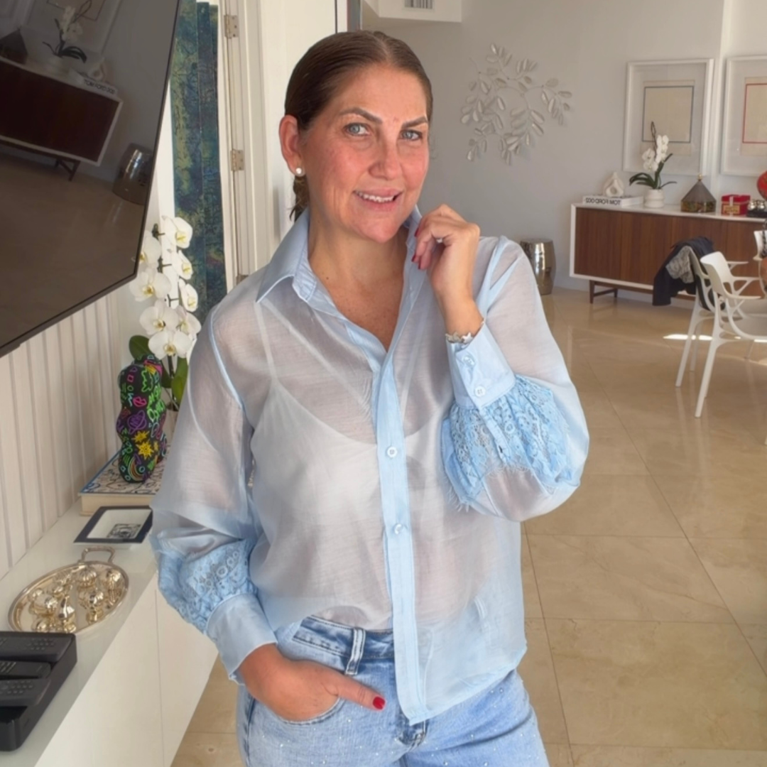 Camisa de organza con puños de encaje.