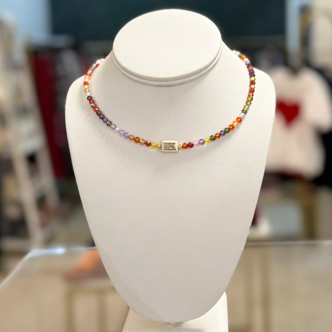 Collar de cristal fascetado y cristal con esmalte.