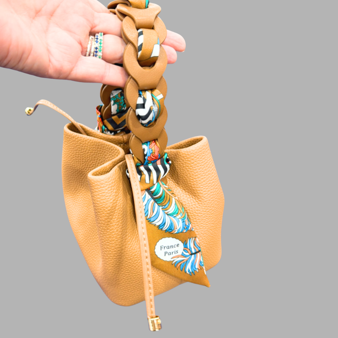 Carteras de cuero y pañuelo de seda
