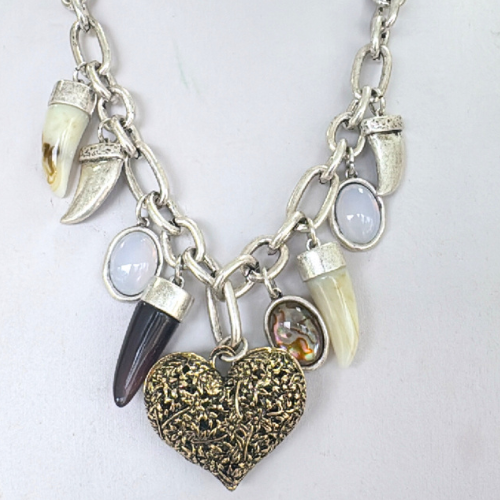 Collar plateado de corazón y cachos