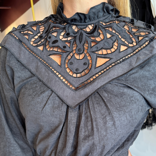 Blusa de seda con bordado en V