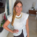 Franela blanca con collar dorado