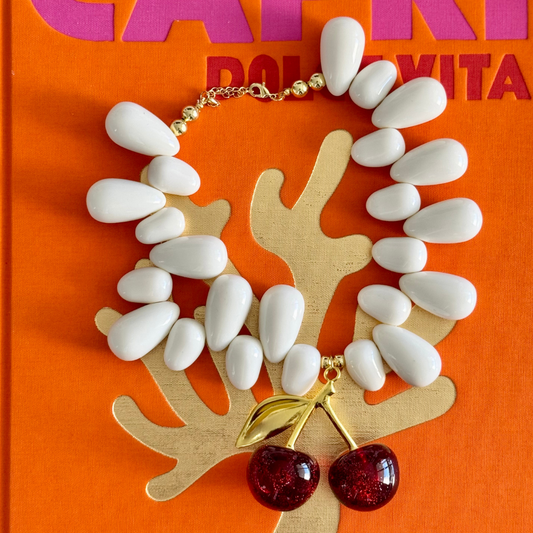 Collar de acrílico y cereza