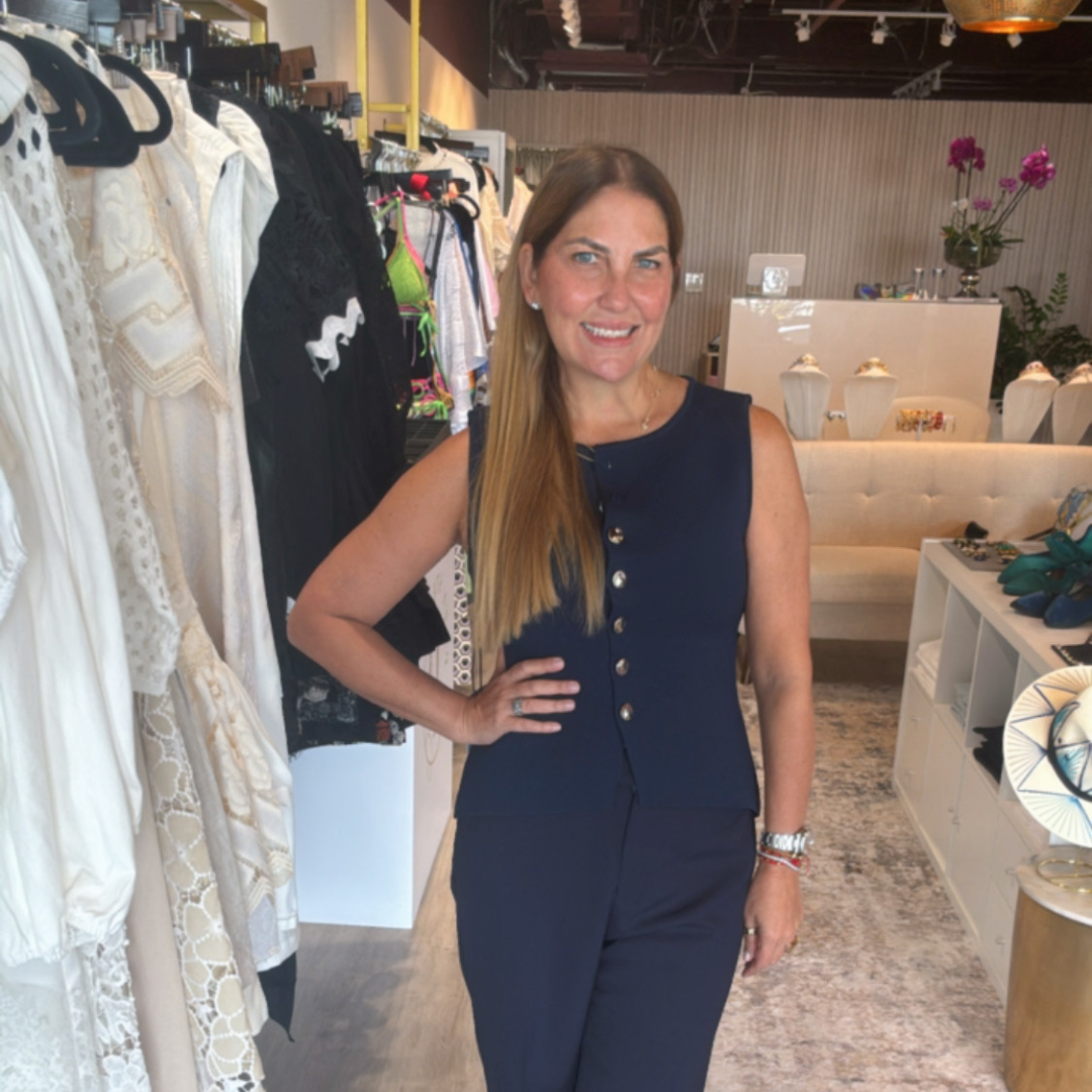 Chaleco con botones dorados