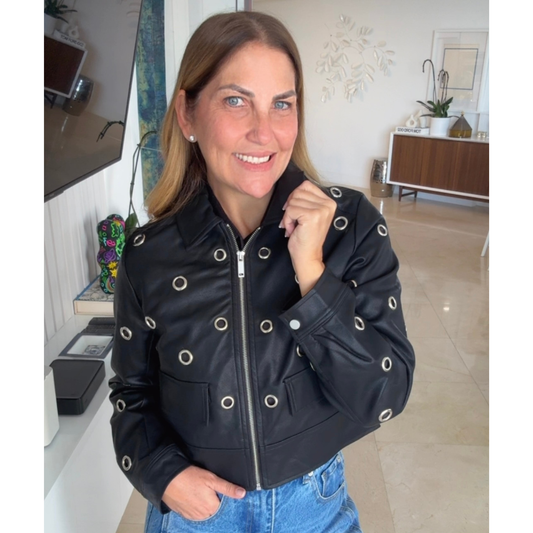 Chaqueta de ecopiel con aros plateados