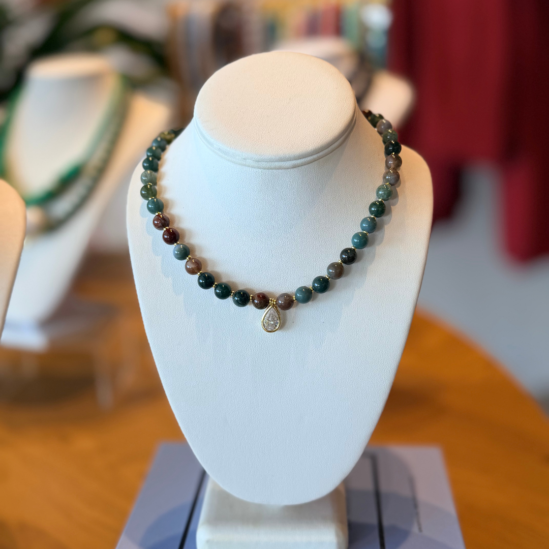 Collar de gota y piedras naturales.