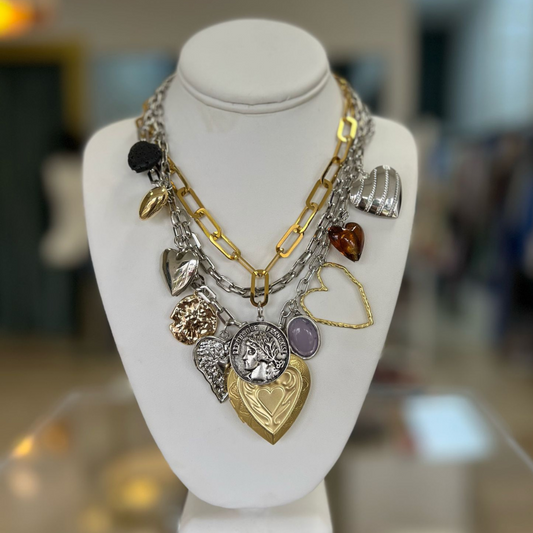 3 Cadenas con dijes corazones y medallón