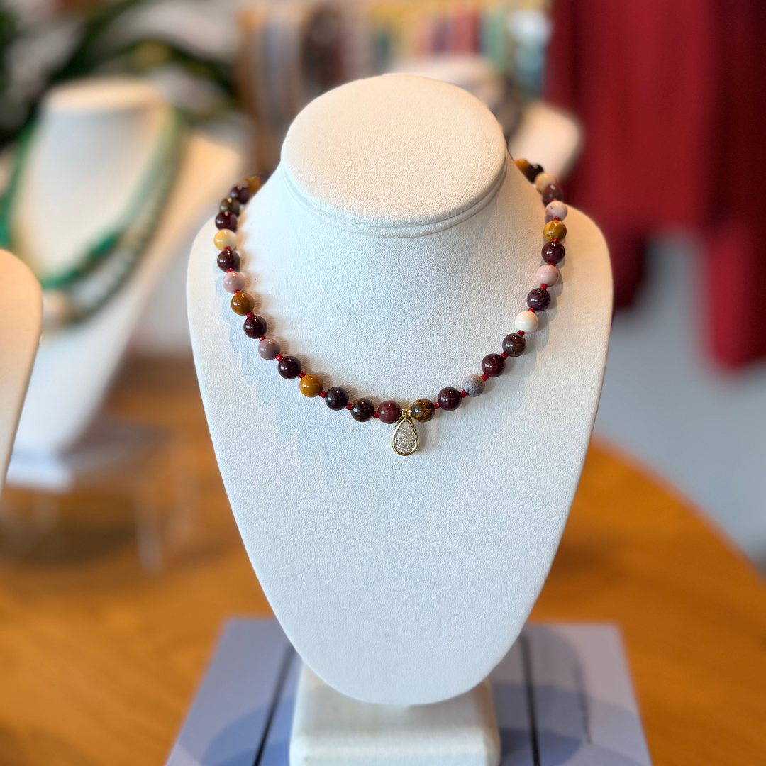 Collar de gota y piedras naturales.